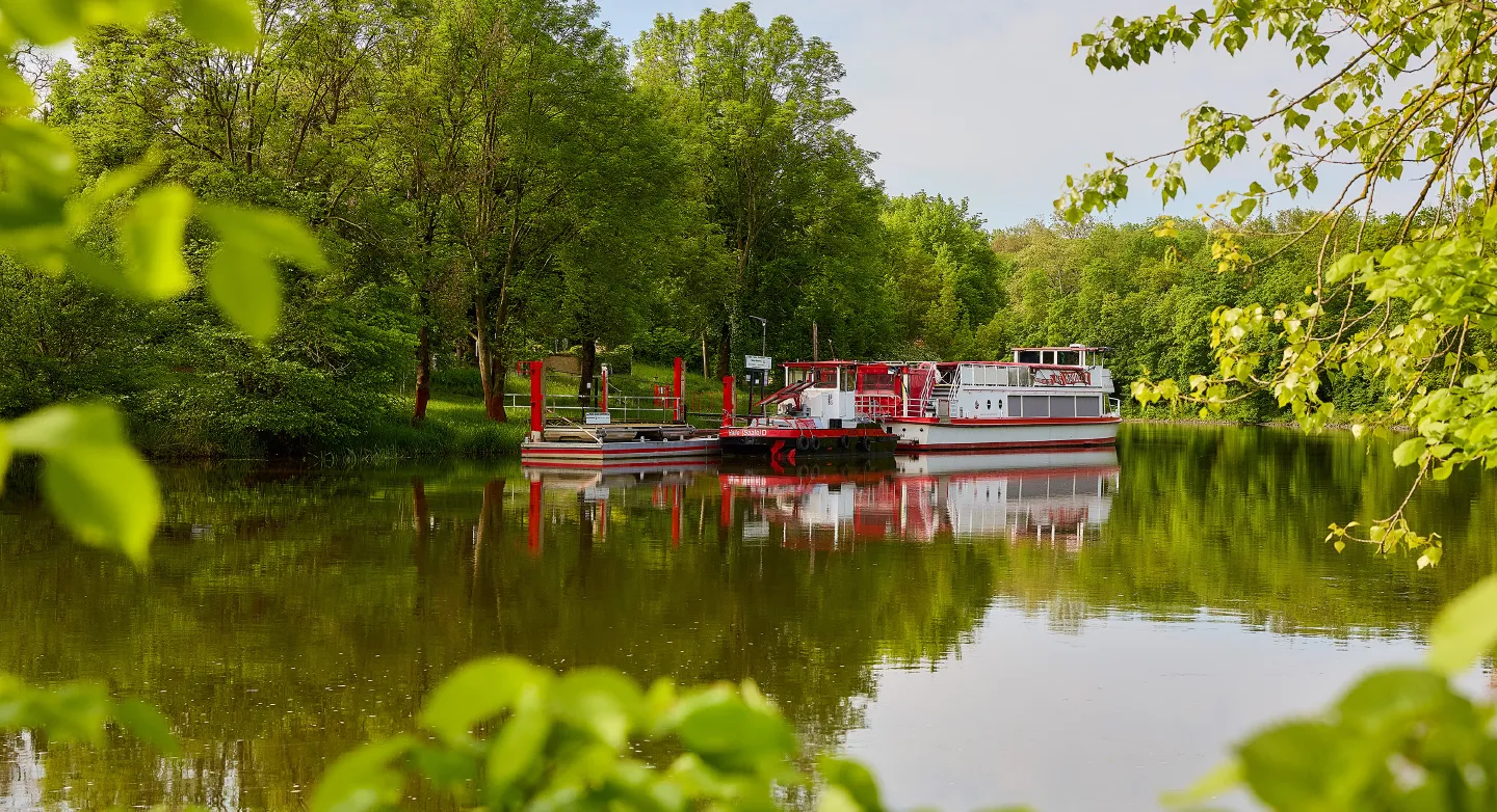 Anlegestelle an der Saale mit Schiff