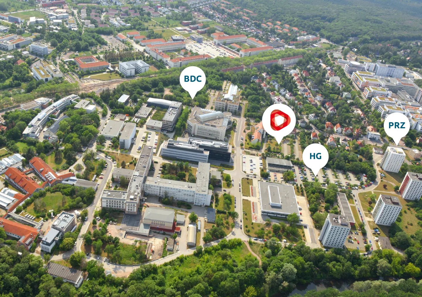Luftbild des Weinberg Campus in Halle (Saale) mit den markierten Zukunftinvestitionen: Innovation Hub, Pandemie-Resilienz-Zentrum, Business Development Center und Theoretikum Hauptgebäude
